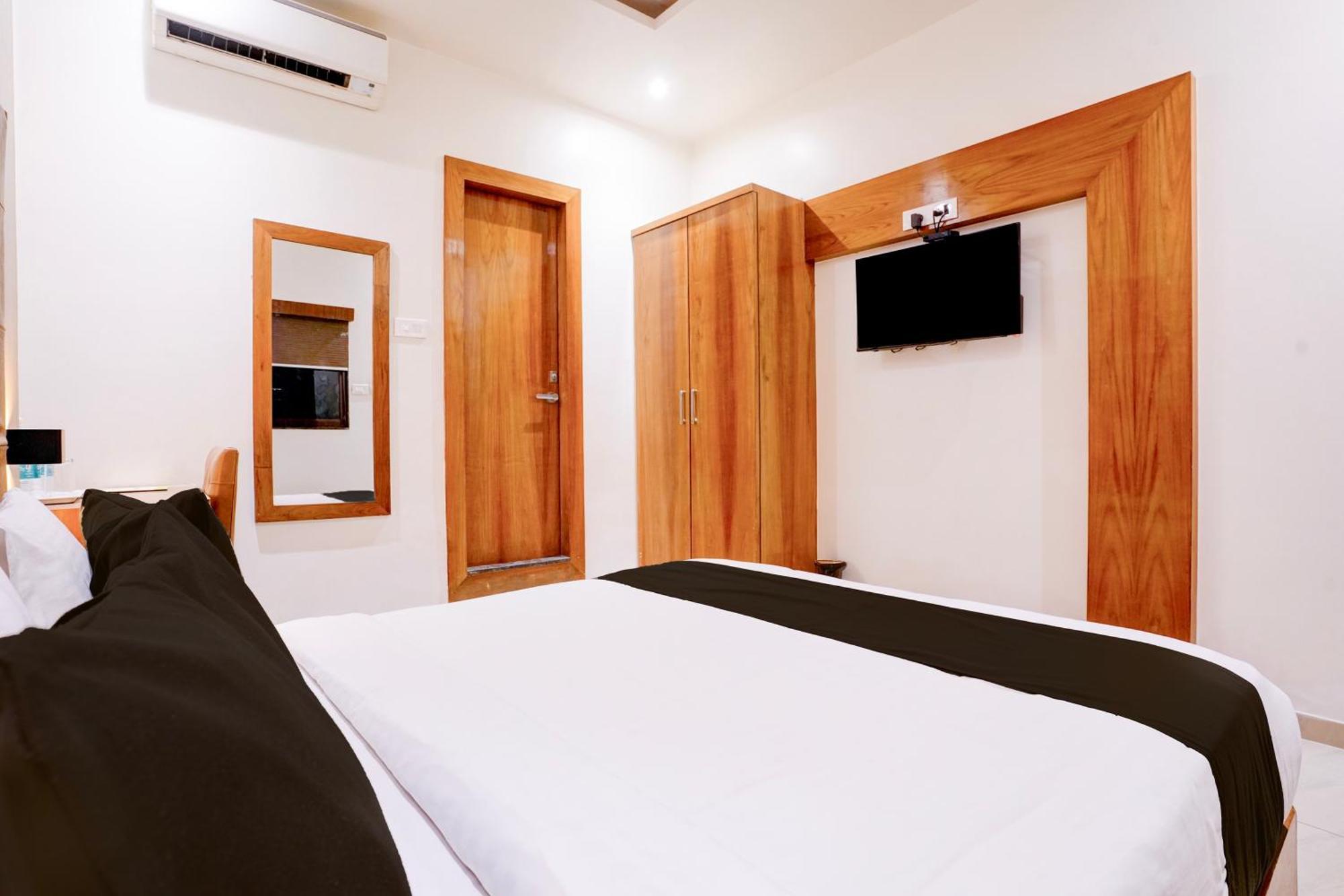 Hotel Super Townhouse Oak Times Square Le Western Mumbai